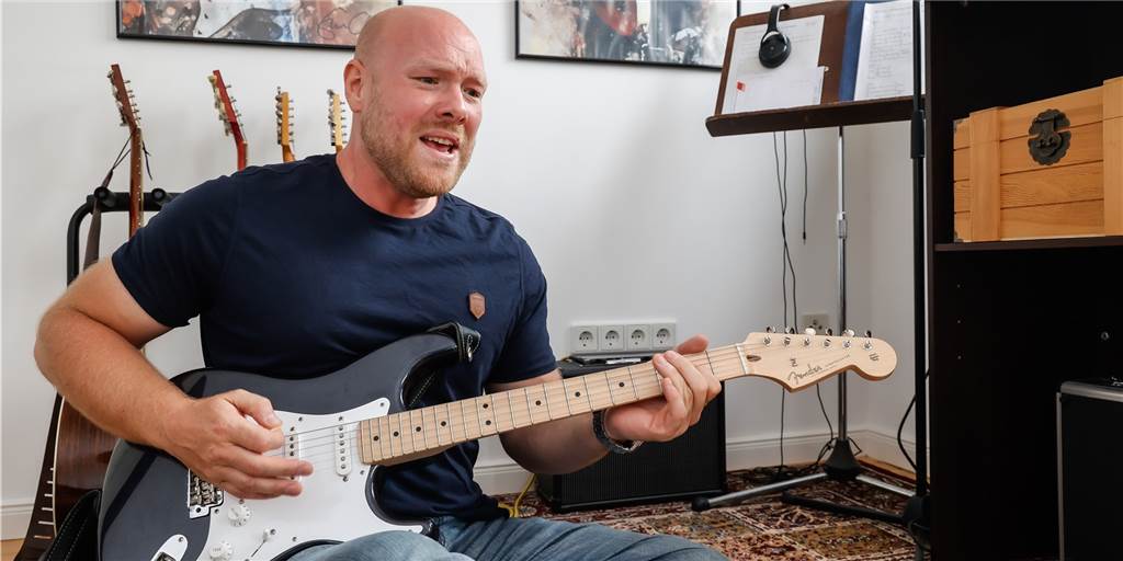 Jens Peick (SPD) besitzt fünf Gitarren und raucht auch mal Zigarillo Jens Peick: Die Gitarre hilft ihm, nach einem hektischen Tag den Kopf freizubekommen.