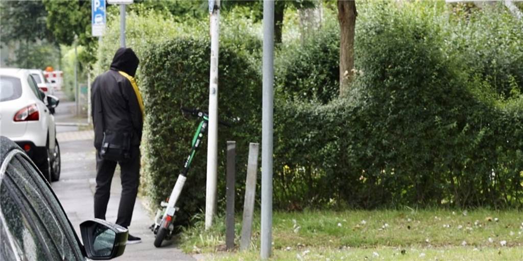 „Prüde Olle“ und Drohungen: Dortmunderin von wildpinkelnden BVB-Fans genervt Immer wieder fallen wildpinkelnde BVB-Fans vor und nach dem Spiel in den Wohngebieten ums Stadion auf.