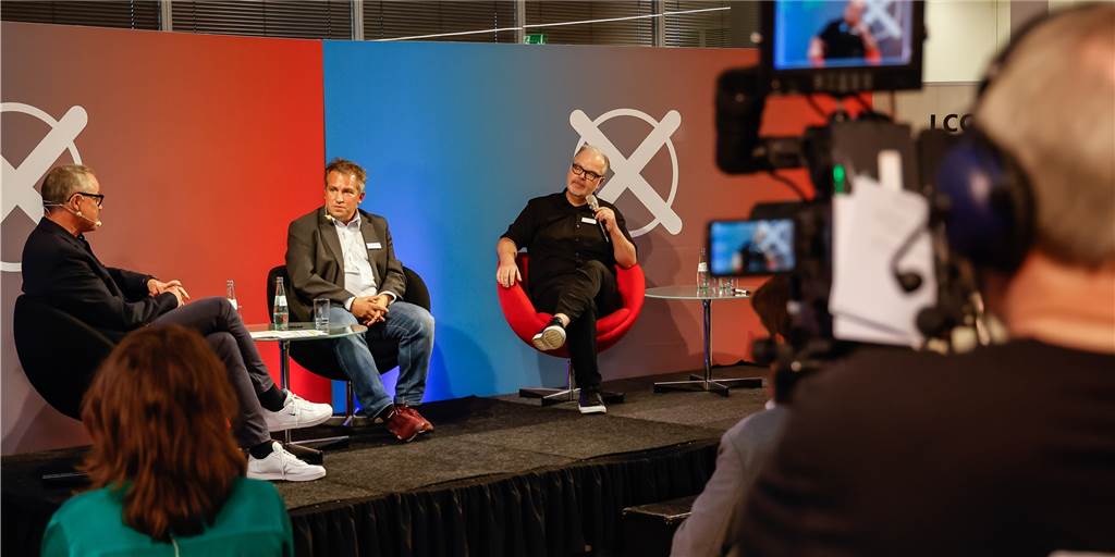 Diskussion um Boykott in Dortmund: „Das ist ein Geschenk für die AfD“ Prof. Dierk Borstel (2.v.l.) und Prof. Frank Lobigs (im roten Sessel) haben mit Wolfram Kiwit und Helga Kretschmer über den Zustand der Debattenkultur gesprochen.