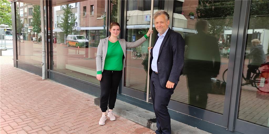 Thomas Kausch, Geschäftsführer der Hamburger Stadtmanufaktur, und Projektassistentin Sophie May vor dem leerstehenden Ladenlokal in einem der Neubauten an der Münsterstraße in Höhe des Tobiasparks.