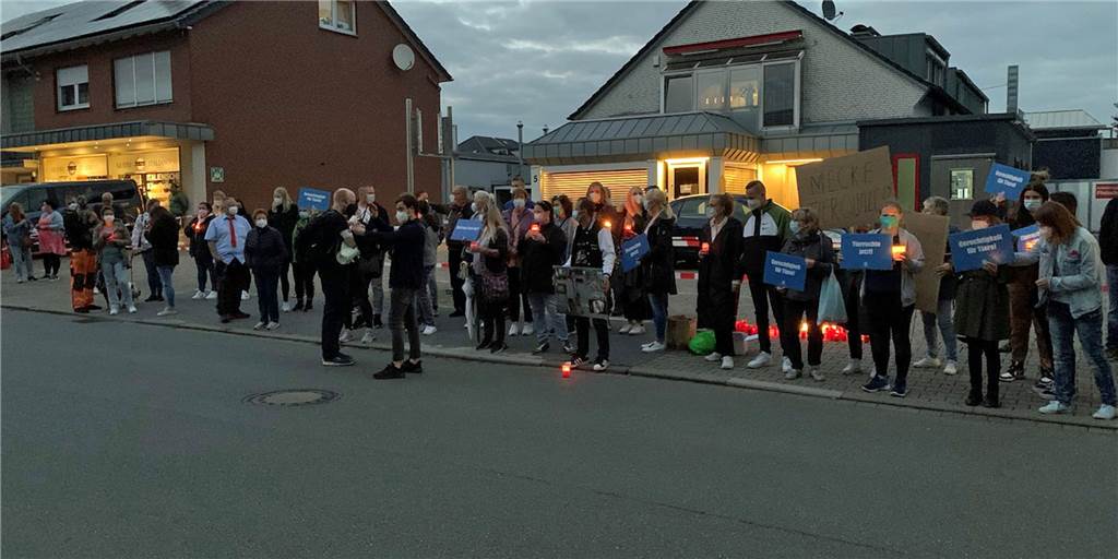 Nach dem Bürgergespräch der Soko Tierschutz setzten einige Bürgerinnen und Bürger am Mittwochabend ein Zeichen für den Tierschutz vor der Metzgerei Mecke in der Lippestraße in Werne.