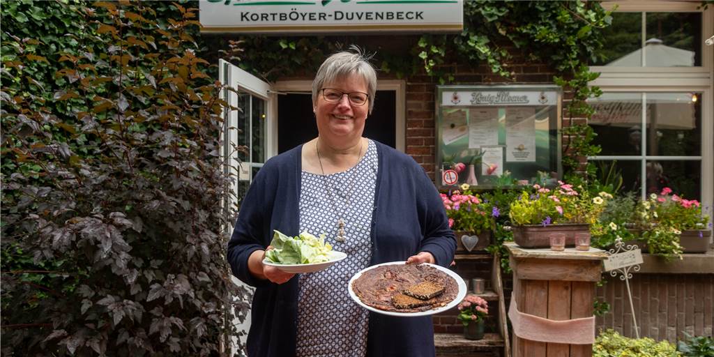 Waldschänke Kortböyer in Wüllen: Leckeres Essen in uriger Atmosphäre Gastwirtin Silvia Kortböyer mit einer ihrer Spezialitäten, dem Buchweizenpfannkuchen.