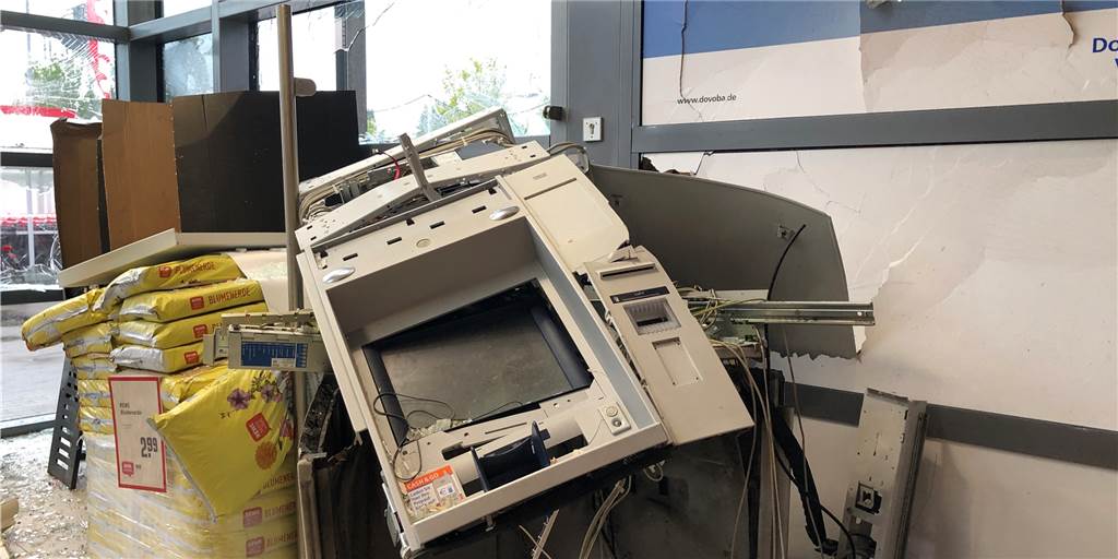 Nach Explosion: Rewe-Eingang in Derne bietet wüstes Bild der Zerstörung Der Volksbank-Geldautomat im Windfang der Derner Rewe-Filiale wurde durch die Detonation zerstört und einige Meter weg von seinem ursprünglichen Standort geschleudert