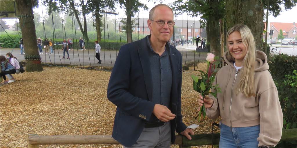 Lehrermangel: Profilschule Ascheberg setzt auf besonderes Konzept Schulleiter Jens Dunkel begrüßte am Mittwoch Sophia Groß an der Profilschule Ascheberg. Sie hat dort bereits ihr Referendariat absolviert und verstärkt das Kollegium nun als feste Kraft.