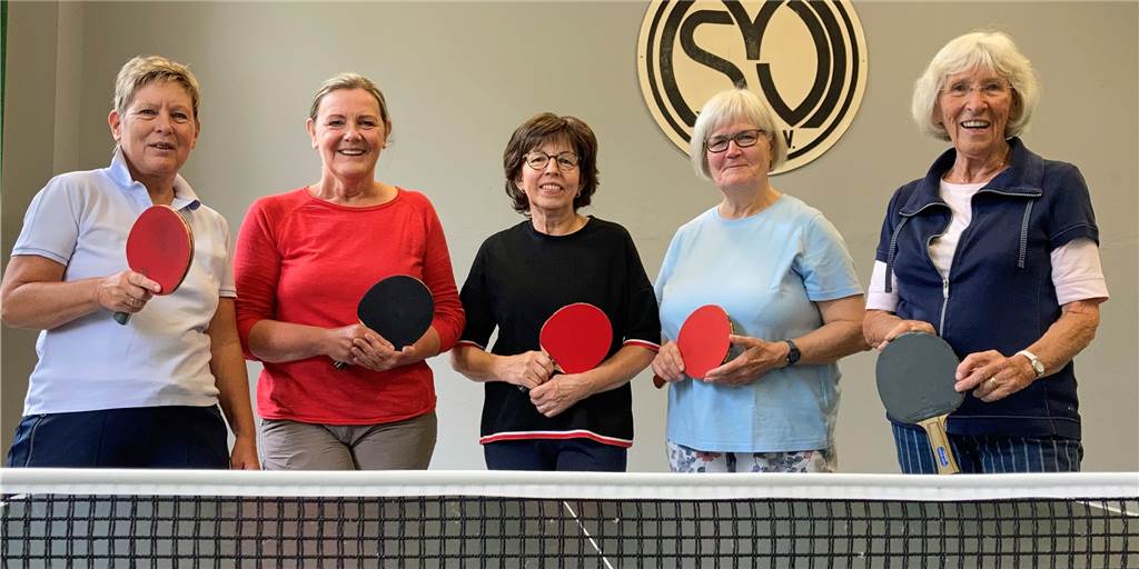Barbara Bergob (l.) hat die Organisation für die Gruppe übernommen. Bei ihr kann man sich auch für eine "Schnupperstunde" in der alten Schule anmelden.