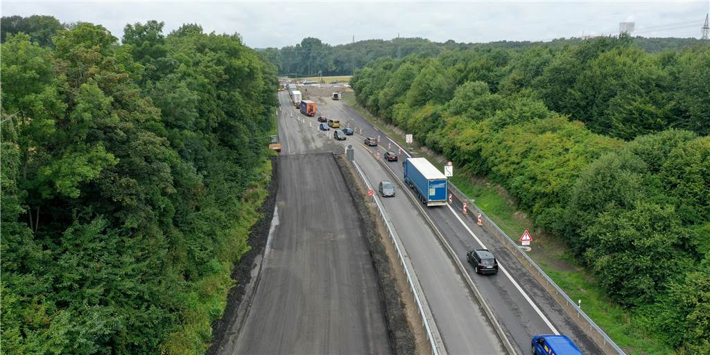 Die Baustelle an der B236 Richtung Lünen aus der Vogelperspektive: Für Anfang September ist eine Verbesserung der Stausituation am Knotenpunkt B236/B54 angekündigt.