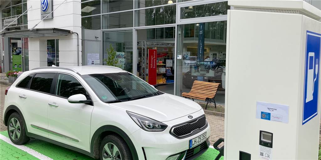 An der neuen Schnellladesäule am Autohaus Trompeter können E-Autos in rund 30 Minuten voll geladen werden. 