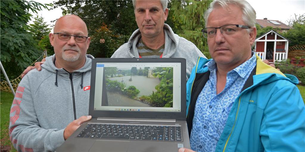 Neubaugebiet Baaken: Anwohner sehen Gefahren für ihre Häuser Martin Drüken (v.l.), Werner Thiemann und Jörg Bandl wohnen direkt am geplanten Neubaugebiet Baaken. Nach dem starken Unwetter im Juli sind ihre ohnehin schon großen Bedenken noch gestiegen.
