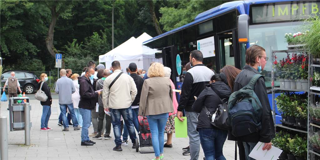 Schlechte Stimmung am Impfbus auf dem Marktplatz in Huckarde Während der Impfaktion auf dem Marktplatz Huckarde bildete sich von 8 bis 13 Uhr durchgängig eine lange Warte-Schlange.