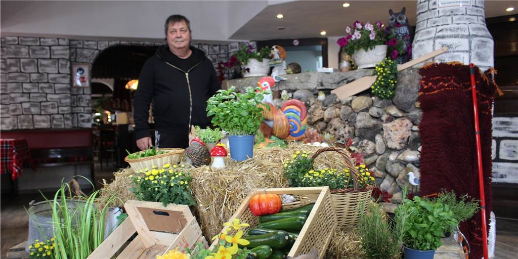 Restaurant Countryhouse: Bulgarische Küche mit feinen Eigenheiten Was aussieht wie eine Erntedank-Dekoration in einer deutschen Kirche ist die Salat-Auslage im neuen Bulgarischen Restaurant an der Martener Straße