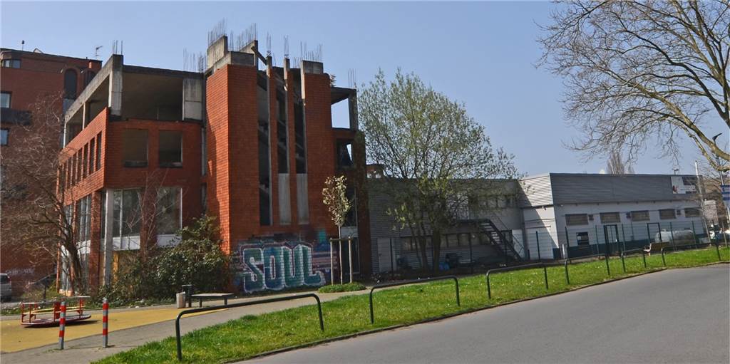 Bauruine sucht Bieter: Dortmunder Schandfleck kommt unter den Hammer Seit 25 Jahren steht die Bauruine im Ortskern. Am 2. Dezember wird sie zwangsversteigert.