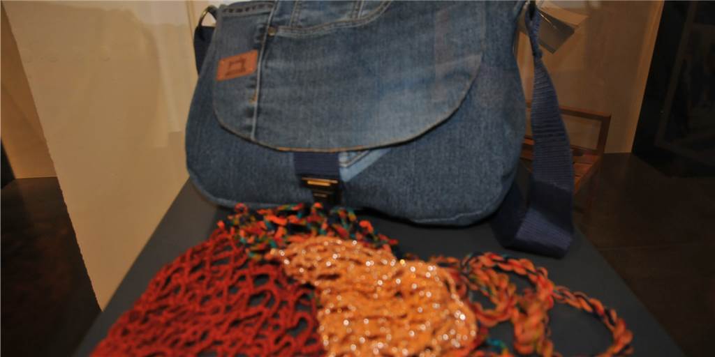 Die neue Lust aufs Selbermachen: In Corona-Zeiten wächst der Trend Heutzutage wieder im Trend: nähen und stricken. Hier eine selbstgemachte Handtasche aus einer alten Jeanshose.