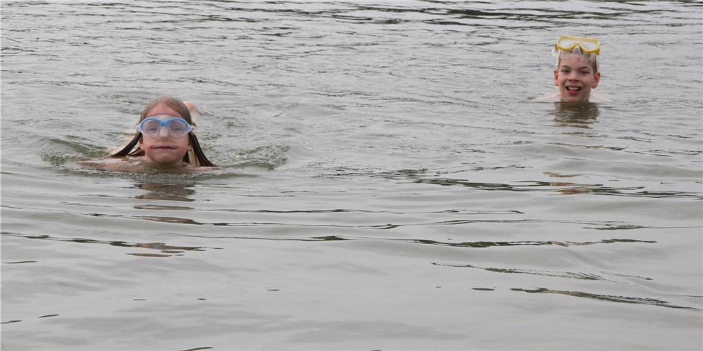 Freizeittreiben im Seepark: Wochenendlaune vertreibt Coronasorgen Theresa und Konstantin zogen am Samstag mit Taucherbrille einige Schwimmrunden im Horstmarer See.