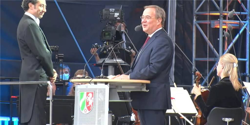 Armin Laschet gibt beim Sommerkonzert den lobenden Landesvater Armin Laschet begrüßte die Gäste beim NRW-Sommerkonzert im Schloss Nordkirchen.