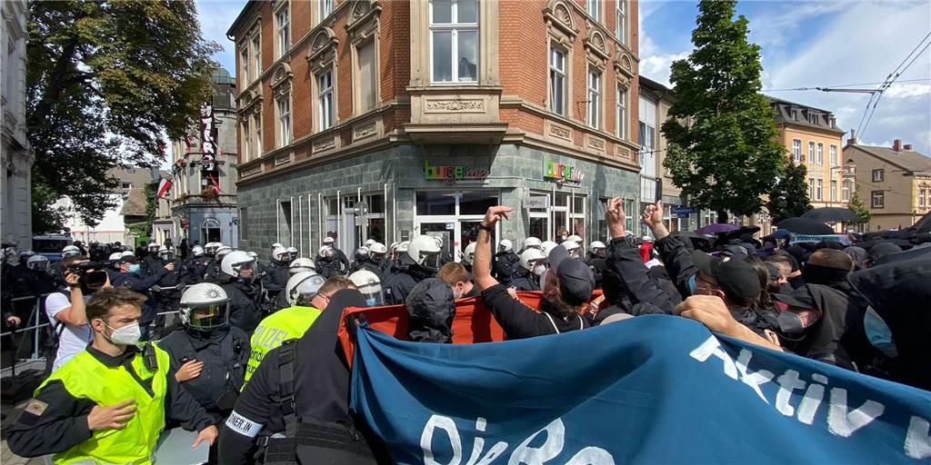 Ticker: Anti-Nazi-Demo in Dortmund - 300 Antifaschisten in Dorstfeld Rund 300 Antifaschisten demonstrieren am Sonntag (22.8.) gegen die Dortmunder Neonazi-Szene.