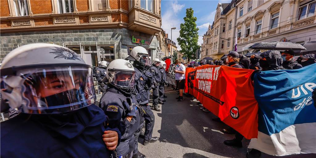 Viele Fotos: 300 Antifaschisten ziehen vor Nazi-Häuser in Dorstfeld Die Polizei war mit vielen Kräften bei der Demonstration im Einsatz.