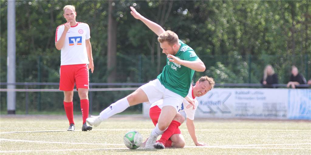 Harter Pokal-Kampf: SG Selm verliert erst beide Innenverteidiger und am Ende fast die Nerven Beim Pokal-Spiel der SG Selm gab es viel Kampf. Hier ist Sebastian Rast im Duell.