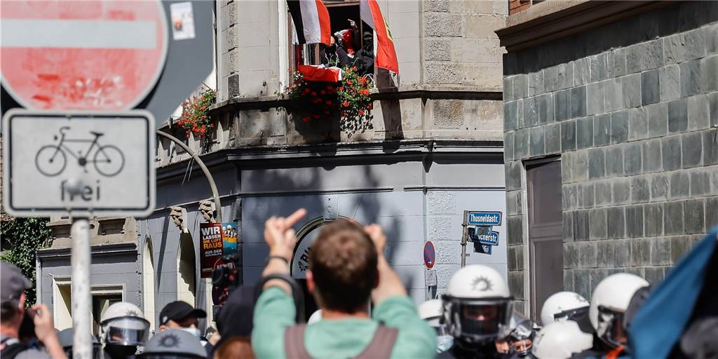 Angriff bei Antifa-Demo in Dortmund: Plötzlich wurde es hektisch Polizisten haben den Demonstrationszug nicht in die Dorstfelder Thusneldastraße gelassen. Antifaschisten und Rechtsextremisten standen sich dort gegenüber.