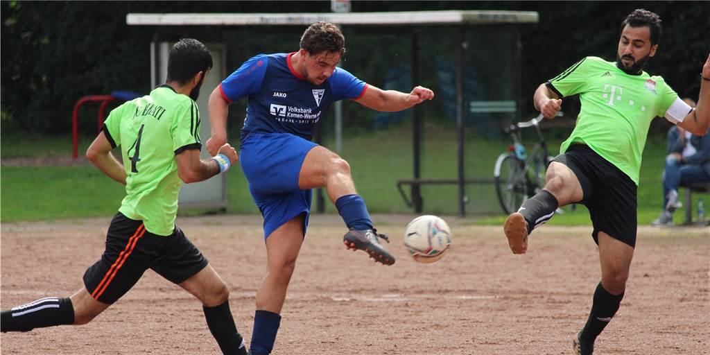 Erst keine, dann schiefe Linien: Abenteuerliche Auswärtsfahrt für den Werner SC im Kreispokal Ramazan Korkut (M.) und der Werner SC hatten in Münster kein leichtes Spiel.