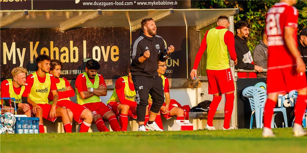 Braja-Wechsel zu Türkspor ist kein Skandal – damit muss sich Wickede abfinden Türkspor Dortmund und Trainer Sebastian Tyrala (M.) dürfen sich auf Santiliano Braja als Verstärkung freuen.