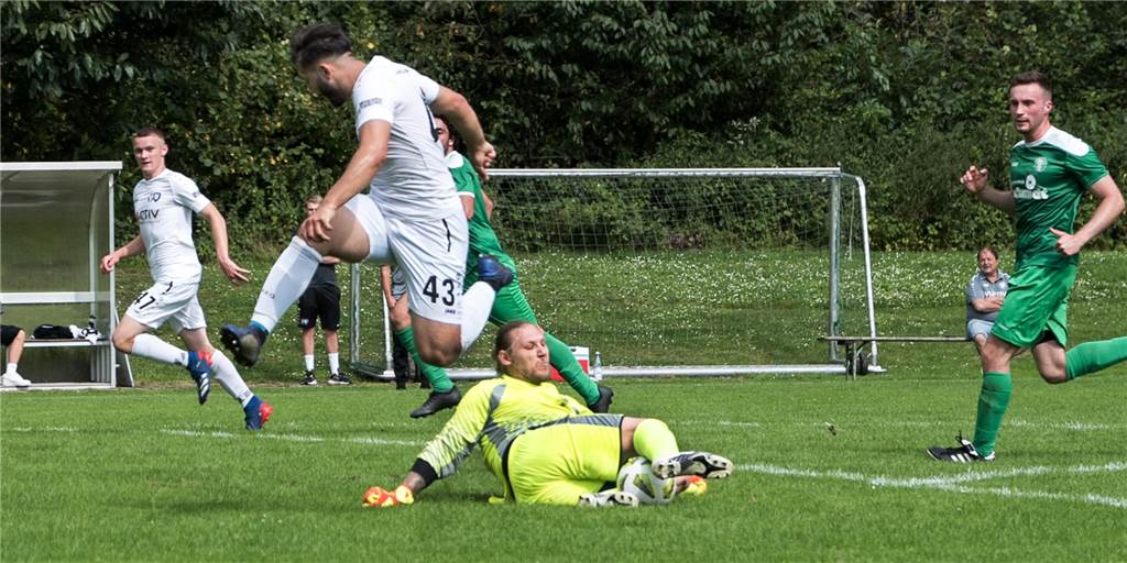 Eine gute Halbzeit reicht dem TuS Haltern für das Weiterkommen im Pokal Hertens Dominik Kühl stoppt Halterns Yusuf Keskin. Am Ende gewann der TuS Haltern am See mit 5:2.