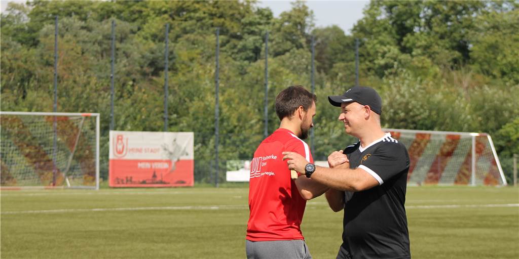 „Dicke Klatsche“: Kaiserau erteilt RW Unna im Kreispokal Lehrstunde Am Ende hatte nur einer gut lachen: RWU-Coach Patrick Kulinski (l.) und Kaiseraus Trainer Jörg Lange.