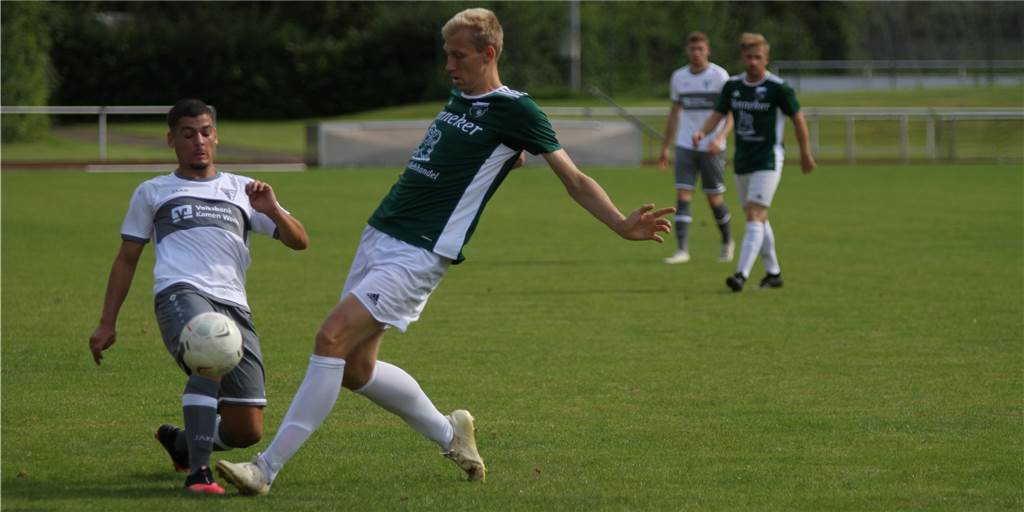 Mega-Drama: FC Nordkirchen verschießt im Kreispokal drei Strafstöße, kommt aber weiter Lars Wannigmann (r.) traf für den FC Nordkirchen, verschoss dann aber im Elfmeterschießen.