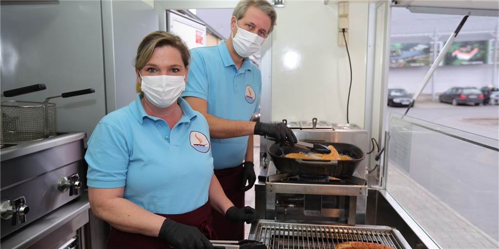Neues Restaurant in Selm: Schnitzelyacht öffnet an der Kreisstraße Stefan Schneider und seine Frau Tanja Schneider betreiben die Schnitzelyacht seit 2020 als mobilen Imbiss. Jetzt öffnen sie auch ein Restaurant in Selm an der Kreisstraße.