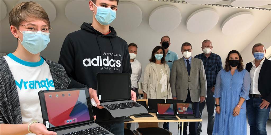 iPads für alle Schüler: Erste 270 Geräte für Oberstufe der Gesamtschule Emma Katzenberger und Tom Lensing vom Schülerrat der Gesamtschule Schermbeck zeigen zwei der 270 iPads, mit denen die Oberstufenschüler nun ausgestattet werden. Nach und nach sollen alle Schüler Schermbecks ein iPad gestellt bekommen.