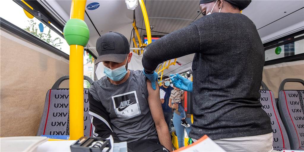Corona-Fälle schießen in die Höhe: Drohen doch neue Maßnahmen, und wenn ja, welche? Selbst in Bussen wird mittlerweile geimpft. Dennoch steigt die Impfquote nur langsam, dafür die Zahl der Neuinfektionen aber umso schneller.
