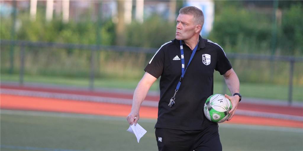 Klärendes Gespräch: Mario Rast kitzelt einen Spieler der SG Selm zum Traumtor Mario Rast motivierte einen seiner Spieler bei der SG Selm besonders gut.