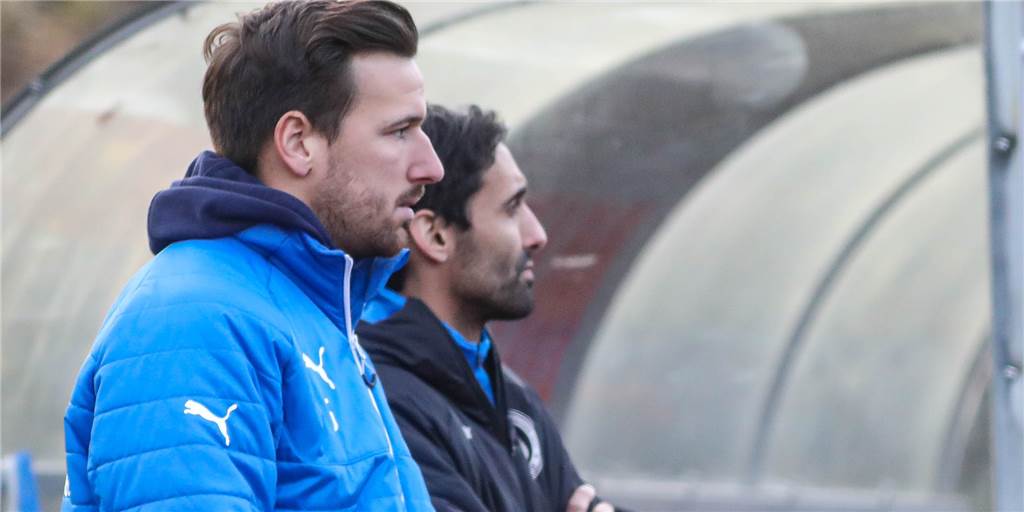 FC Brünninghausen gehen die Spieler aus: So reagiert das Trainerteam Der spielender Co-Trainer Florian Gondrum (l.) zählt selbst zu den Verletzten des FC Brünninghausen.