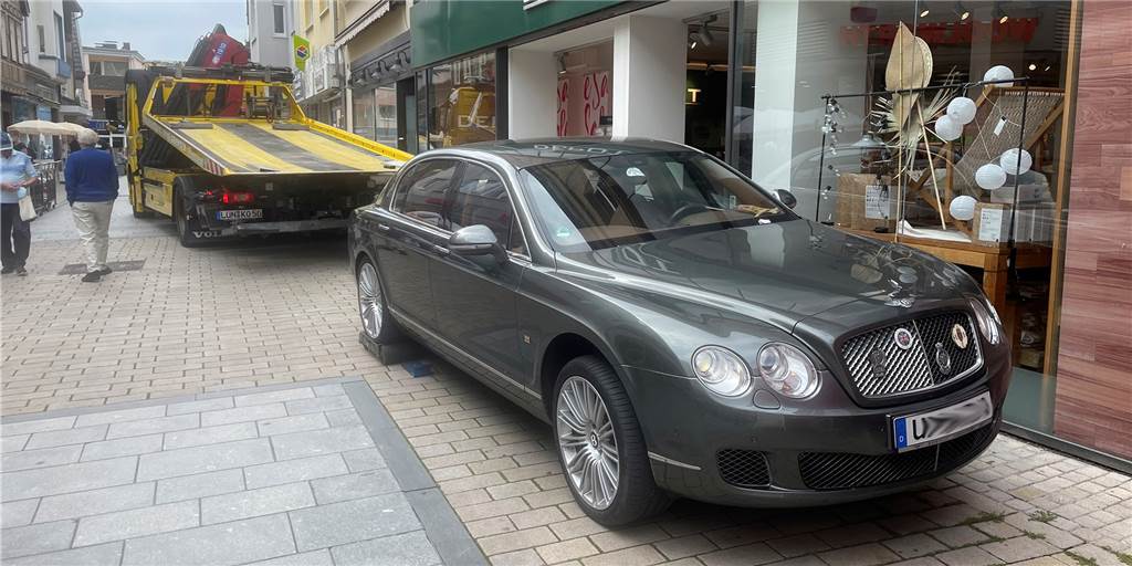 Video: Bentley parkt in Fußgängerzone – und wird abgeschleppt Video: Bentley parkt in Fußgängerzone – und wird abgeschleppt