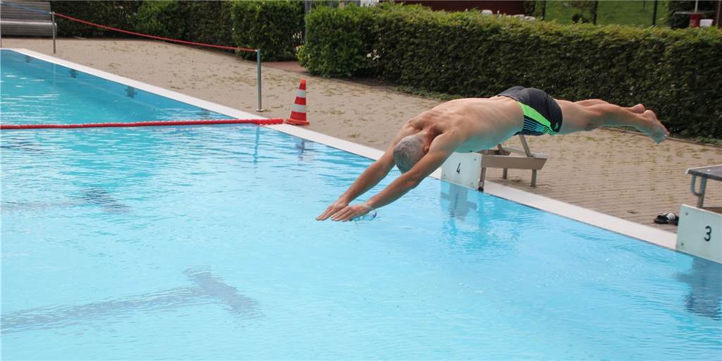 Freibad Brambauer bis 5. September geöffnet: So ist es bisher gelaufen Stammschwimmer Matthias Laske sprang kurz vor dem Ende der Badesaison 2021 im Freibad Brambauer nochmal in das 20 Grad warme Schwimmerbecken.