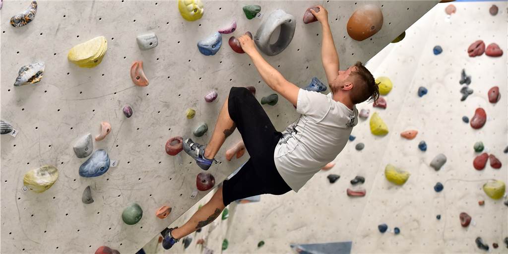 Neben dem klassischen Sportklettern wird vor allem das Bouldern immer beliebter. Ohne Seil geht es knapp über dem Boden an der Wand hoch.
