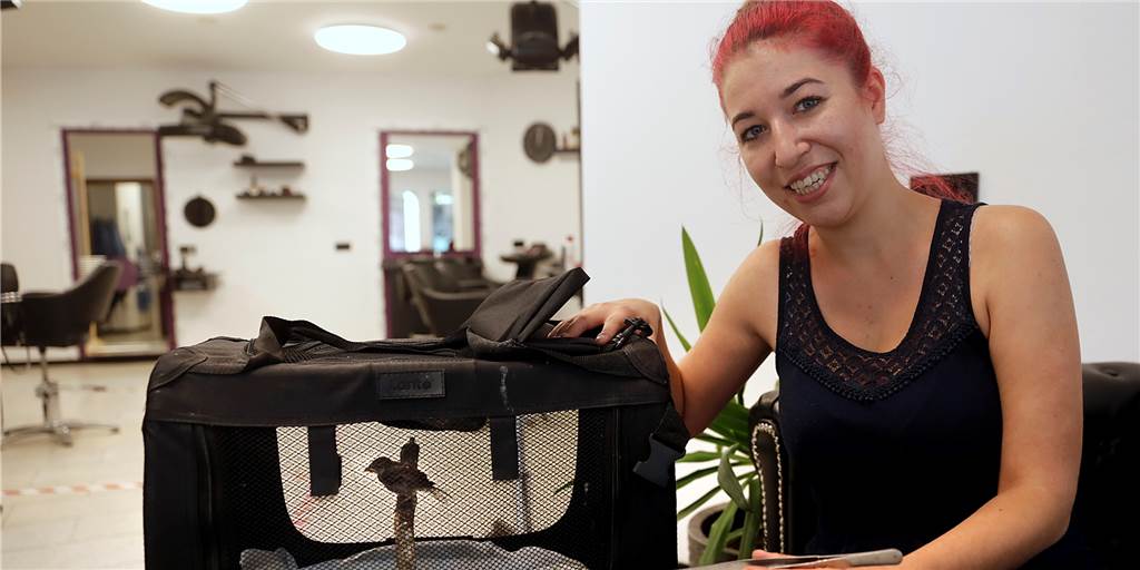 Futter gibt’s schon mal mit der Pinzette: Friseurmeisterin Denise Podgurski rettet kleine Wildvögel, hier hat sie einen Spatz zu Gast.