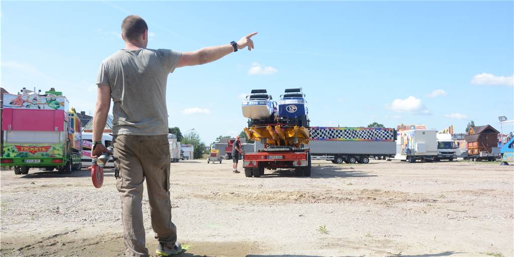 Mit Video: Schausteller haben eine harte Zeit hinter sich – große Vorfreude auf Vreden Die ersten Fahrgeschäfte kommen am Dienstagmittag an und werden auf die vorgesehenen Plätze gelotst.
