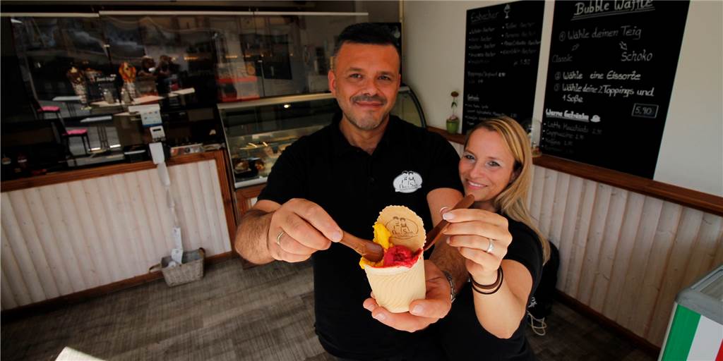 Eisdiele aus Menden ist eine der beliebtesten Eisdielen in NRW Diesen Eisbecher können Kunden komplett aufessen: In der Eismanufaktur Nino & Sarah können Kunden essbare Becher und Löffel für ihren Eisbecher bestellen. Nino und Sarah Gulisano betreiben die Eisdiele in Lendringsen seit vier Jahren - und sind nun im Ranking des Magazins Falstaff von den Kunden auf Platz 2 der beliebtesten Eisdielen gewählt worden.