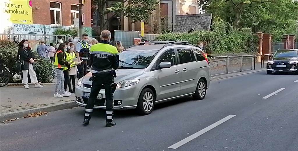 Ein Elterntaxi hält vor dem Schultor - mitten im absoluten Halteverbot. Polizist Hans-Jürgen Pannicke verhindert die Weiterfahrt. Verkehrsdetektive aus der 4. Klasse übergeben dem Fahrer Informationen zu seinem Fehlverhalten.
