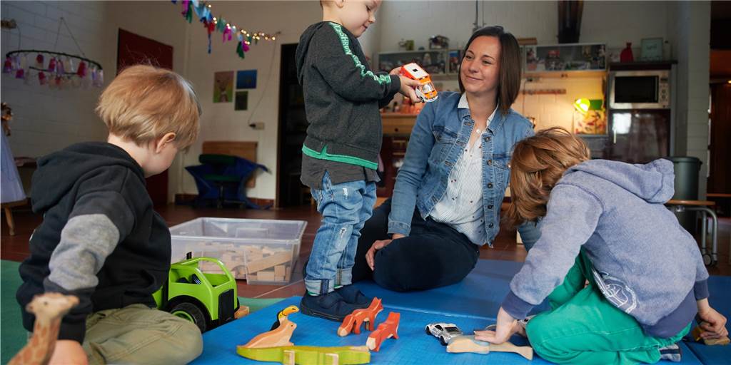 Dünne Personaldecke in Dortmunder Kitas: Wie akut ist der Mangel an Erziehern? Bis ins Jahr 2030 fehlen laut einer Bertelsmann-Studie 230.000 Erzieher in Deutschland, um eine kindergerechte Personalausstattung bei gleichzeitigem Kitaplatzausbau zu gewährleisten.