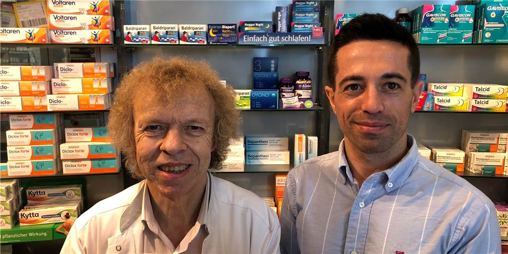 Dortmunder Apotheker tauscht Job gegen Doppelkopf-Abende ein Apotheker unter sich: Joachim Kern (l.) übergibt die Neue Apotheke im Derner Einkaufszentrum an Tuncer Musa