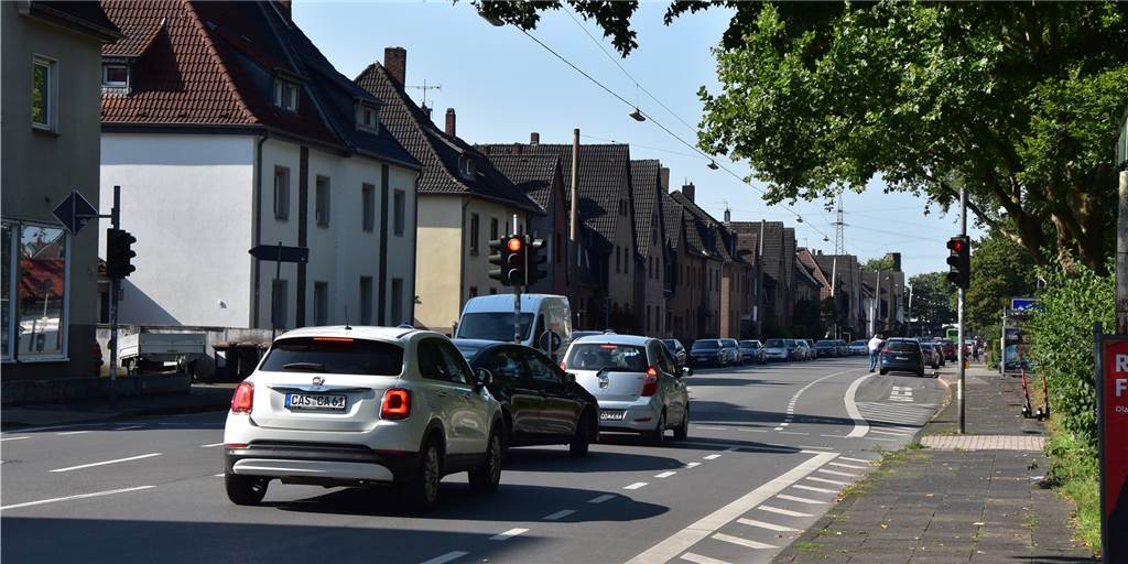 Fußgänger-Ampel zeigt Autos ständig Rot: Nun steht die Ursache fest Kein Fußgänger überquert die Straße, aber die Ampel an der Leveringhauser Straße ist trotzdem rot.