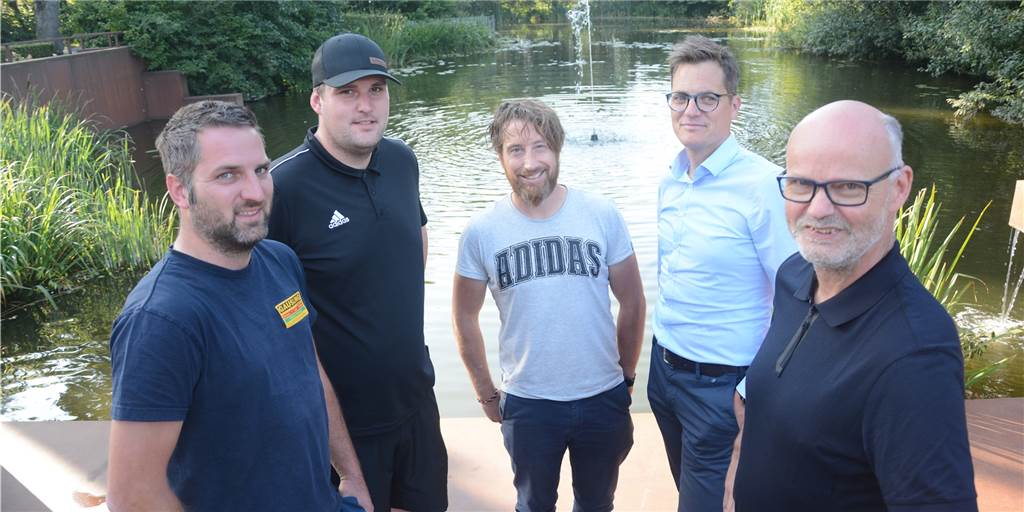 Mit Video: Der Dorfteich in Asbeck ist jetzt digital – das steckt dahinter Dank ihnen hat der Dorfteich einen neuen Brunnen (v. l. n. r.): Torsten Lammerskötter (Montage Photovoltaik), Marc Haberstroh (Installation Wasserfontäne), Matthias Nettels (Gemeinde Legden), Jens Sprey (Volksbank Gronau Ahaus) und Bernhard Laukötter (Heimatverein).