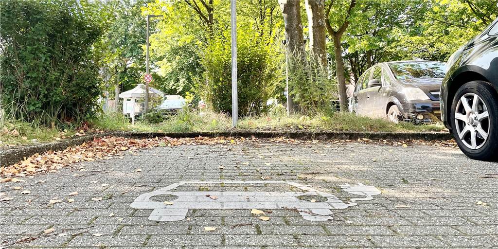 Ein E-Parkplatz ohne Ladesäule? Autofahrer über „Sperrfläche“ genervt Ein E-Parkplatz ohne Ladesäule? Autofahrer über „Sperrfläche“ genervt
