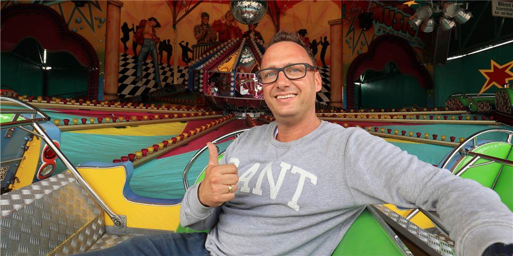 Achterbahn, Riesenrad und Co: Diese Fahrgeschäfte kommen nach Vreden Schausteller Arno Heitmann freut sich auf die Vredener Gäste: Seinen Musikexpress hat er schon auf dem ehemaligen Bierbaum-Gelände aufgestellt, wo der Pop-Up-Freizeitpark am Samstag eröffnet.