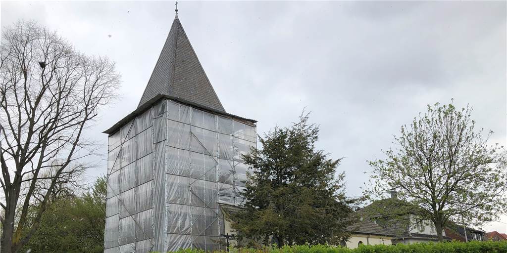 Lindenhorster Kirche: In Kindergarten-Pläne kommt Bewegung Der Lindenhorster Kirchturm ist seit vielen Jahren eingerüstet und mit einer Plane geschützt. Bald könnte er saniert werden