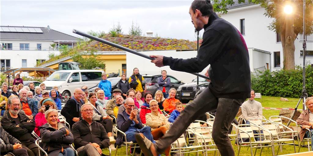 Tanz mit dem Besenstiel: „Tridiculous“ machen den Auftakt beim Welttheater der Straße Auftakt zum „Welttheater der Straße“: Mit einem Besen kann man nicht nur fegen....