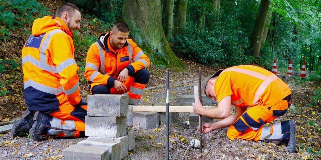 Ausbildungsstart bei der Stadt Dortmund: „Um fünf klingelt der Wecker“ Bei einem Praxisprojekt an der Goerdelerstraße in Kirchhörde arbeiten Azubis vom Tiefbauamt und vom Grünflächenamt zusammen. „Die gute Kooperation sowie der kurze Draht der Ausbildenden vor Ort bereichern die unterschiedlichen Ausbildungen und ermöglichen den Blick über den Tellerrand“, sagt Baudezernent Arnulf Rybicki zum Start des neuen Ausbildungsjahres bei der Stadt Dortmund.