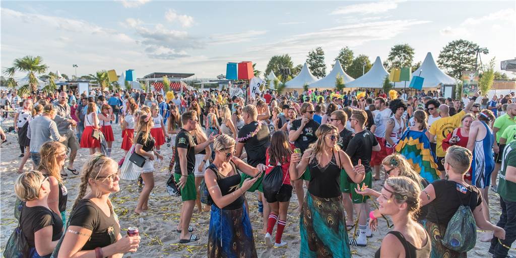 Dodgeball: Wer das ganze Festival will, braucht mehr als einen PCR-Test Beim Dodgeball-Beach-Cup 2019 gehörten Spaß und Sport untrennbar zum Programm.