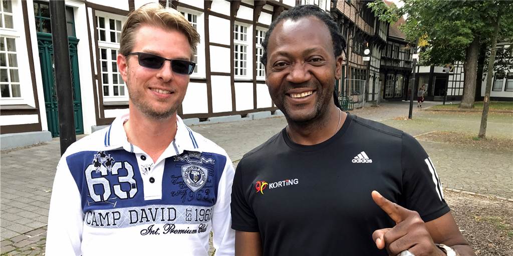 Selmer Jurist mischt sich in Toni Tuklans neuen Reggae-Song ein Der Jurist und der Reggae-Star: Christian Diekmann (l.) hatte bei Toni Tuklans neuem Song "Sweet Vibes" seine Finger mit im Spiel.